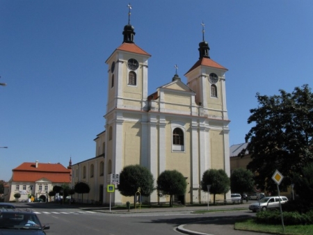 D�stojn� c�rkevn� poh�eb v kostele Chrast s ulo�en�m do hrobu na m�stn�m h�bitov�. Doprava zesnul�ho z Chrudimi  cena od 14 400 K� v�. DPH