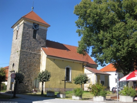 D�stojn� c�rkevn� poh�eb v kostele Nasavrky s ulo�en�m do hrobu na m�stn�m h�bitov�. Doprava zesnul�ho z Chrudimi cena od 14 400 K� v�. DPH