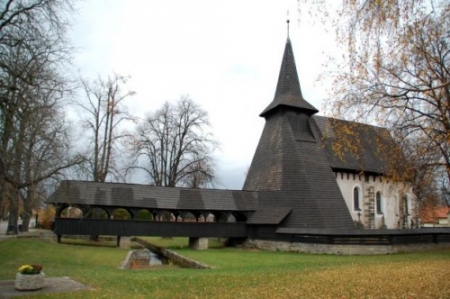 D�stojn� c�rkevn� poh�eb v kostele Ko�� s ulo�en�m do hrobu na m�stn�m h�bitov�. Doprava zesnul�ho z Chrudimi cena od 14 400 K� v�. DPH